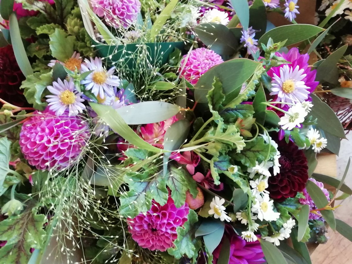 BumblebeeFarm_'s tweet photo. As always @SuperValuIRL the forerunner supporting #irishartisanproducers huge thanks to #FieldsSkibbereen now supplying my #seasonal #sustainablygrown #bumblebeefarmblooms #slowflowers https://t.co/XzLXyVKN1M