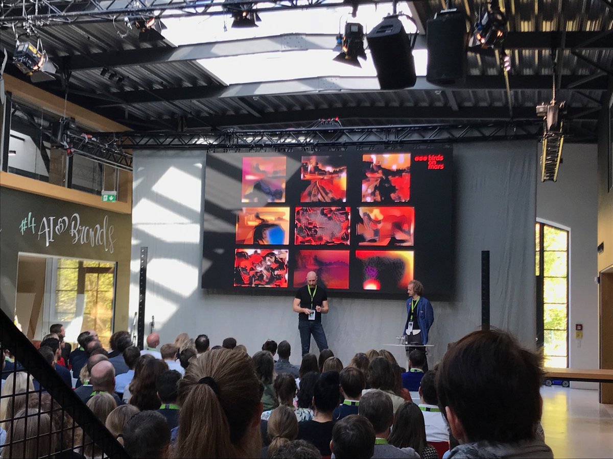 _Huesgen's tweet photo. Großartige Inspiration wieder an der #ubx18
#RomanLipski als Künstler im Dialog mit #AI als kreativer Muse
Danke @virtualidentity https://t.co/VQoZQQP8nL