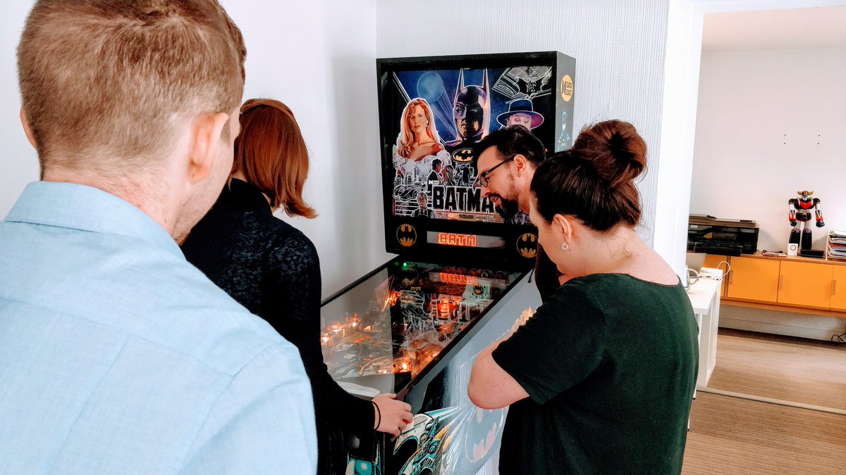 AtalantaAgency's tweet photo. Excellente nouvelle ! Le flipper de l'agence fonctionne à nouveau 😁😁
#Developpeurs vs. #Webdesigners 😎
#pinball #angers #batcave #dataeast #batman #agenceweb https://t.co/nKddC4QJiK