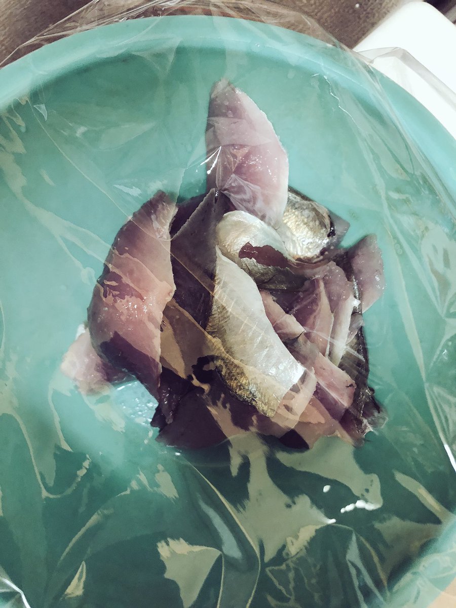 TkoC1105's tweet photo. トミーに頂いた鯵を三枚におろしました。太刀魚と共に天ぷらになる予定😋
魚を捌いた後の手洗いはやっぱりフィッシュソープですね！😊 https://t.co/vDLPfdauie