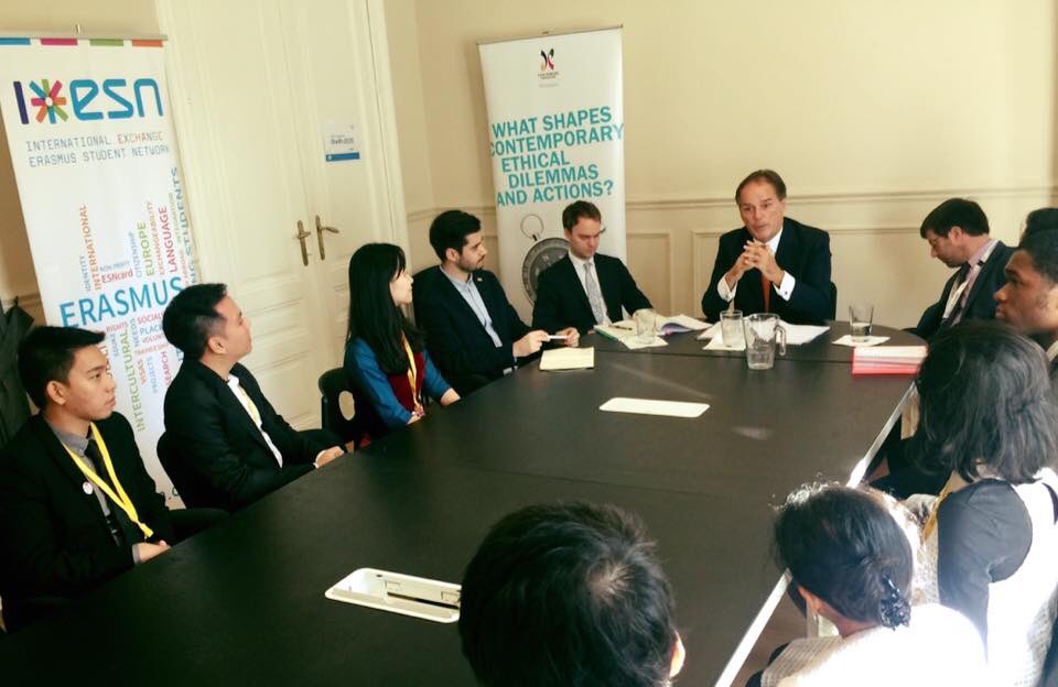 asefedu's tweet photo. UK Minister for Asia and Pacific Rt. Hon. Mark Field MP responds to questions raised by some of our young leaders from the #UK and #ASEAN—hosted by Erasmus Student Network in Brussels
#ASEFYLS3 #ASEM12 #EthicalLeadership https://t.co/XKmuXknuFb