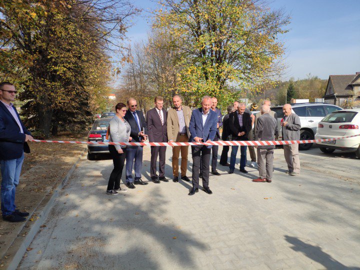 KoalicjaNS's tweet photo. Ludomir #Handzel otwiera nowowyremontowany parking przy ulicy Sucharskiego w Grodzkiej Spółdzielni Mieszkaniowej. #wTrosceOMiasto #NowySącz #kn https://t.co/B8LxiSo4EP