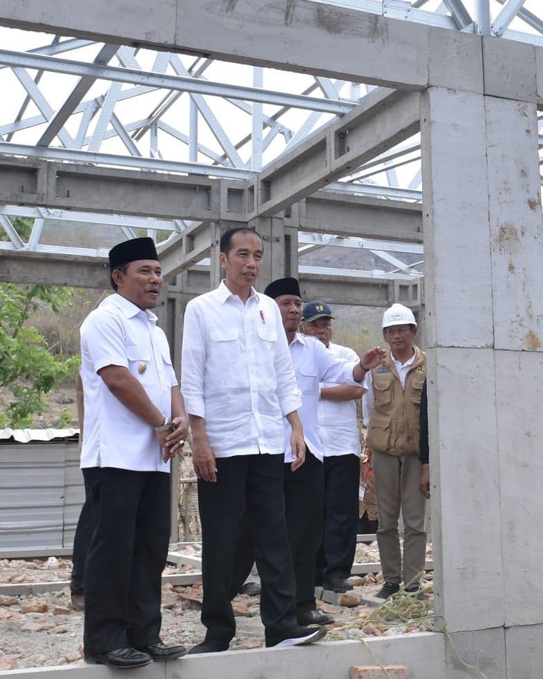 jokowi's tweet image. Di Sumbawa, saya saksikan, bantuan pemerintah untuk korban gempa sudah gampang diuangkan.

Jangan lupa, yang rusak di NTB ini tidak hanya rumah. Ada juga 830 sekolah, 334 rumah ibadah, 61 rumah sakit dan puskesmas, dan 12 pasar.

Jadi, masih banyak yang harus kita kerjakan.