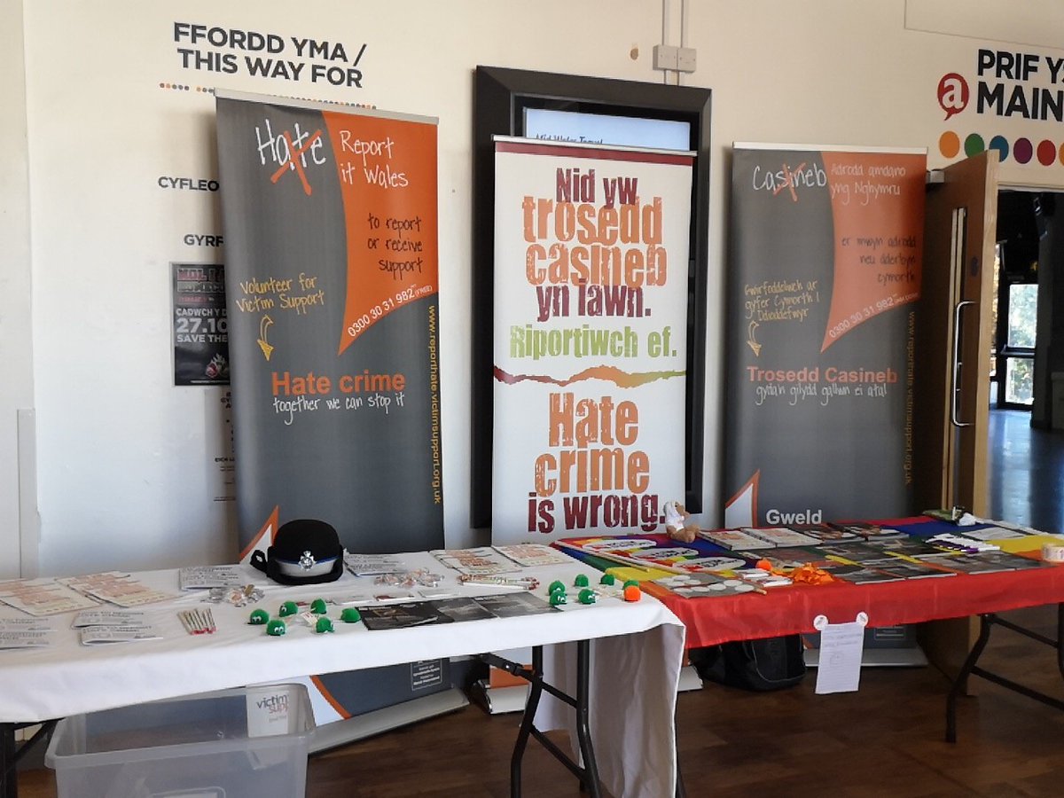 fabkay12's tweet photo. Engagement with students @AberUni working alongside the wonderful pcso 8192 @AberystwythNPT @DyfedPowys #notohatecrime #WeStandTogether #beyondhatecrime https://t.co/x4umyBiQJB