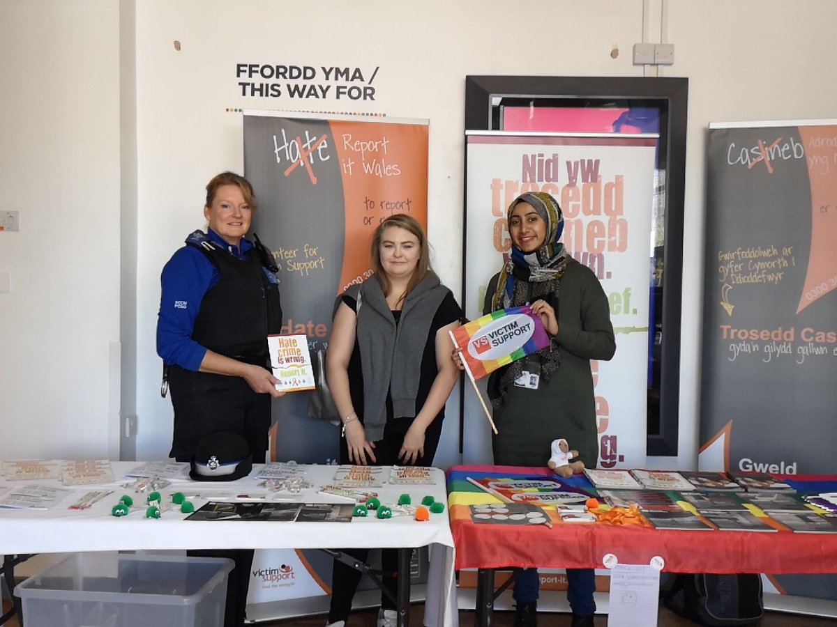 fabkay12's tweet photo. Engagement with students @AberUni working alongside the wonderful pcso 8192 @AberystwythNPT @DyfedPowys #notohatecrime #WeStandTogether #beyondhatecrime https://t.co/x4umyBiQJB