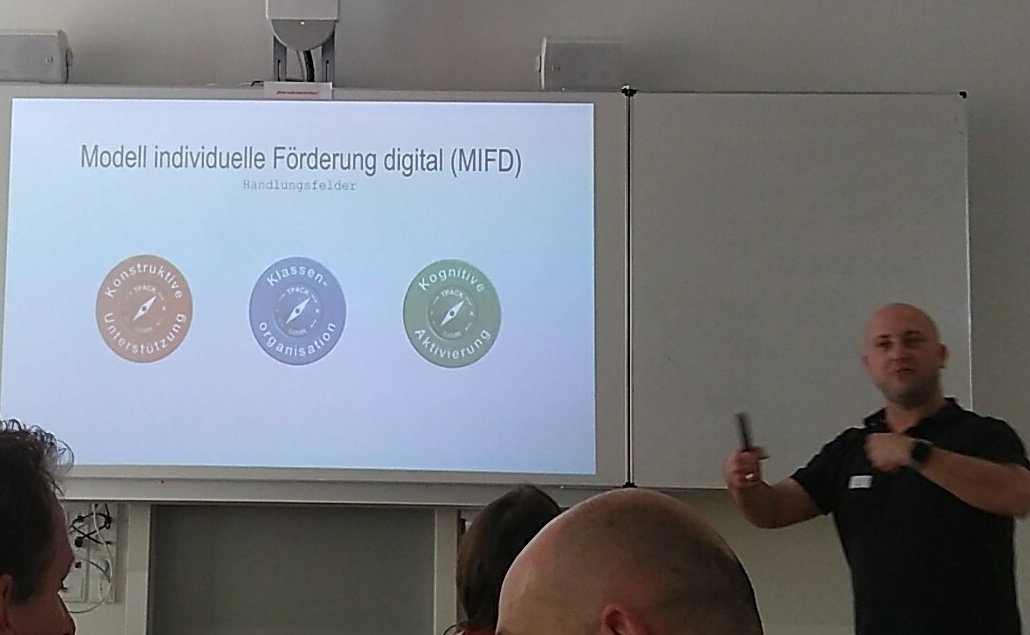 bernd_thoma's tweet photo. Handlungsfelder im Modell individuelle Förderung digital #wes4_0 #mifd @TeachHam https://t.co/RR8EidedMt