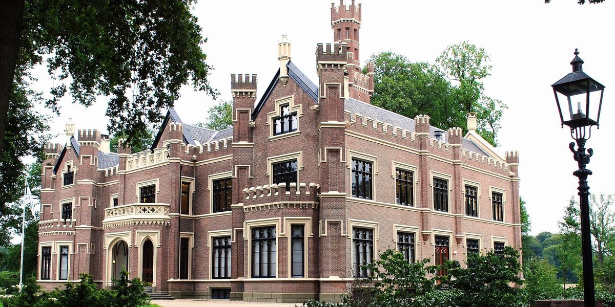 Kasteel de Schaffelaar in Barneveld wordt steeds vaker geboekt voor zakelijke bijeenkomsten.  „De behoefte aan sfeervolle evenementenlocaties voor de zakelijke markt is enorm groeiende" zegt Roelinda, locatiemanager. ow.ly/7Ik230mhlug