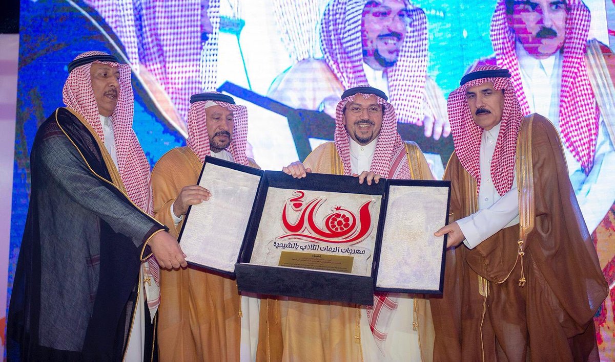 rmaen2030's tweet image. #أمير_القصيم خلال رعايته #مهرجان_الرمان_الثاني_الشيحيه  
إن رؤية منتجي الرمان من كافة انحاء المملكة في هذا المهرجان واطلاعهم على ما تمتلكه المنطقة من مقومات زراعية اقتصادية عالية يزرع فخراً وسروراً داخل كل مواطن ومواطنة بها. بمركز #الشيحيه