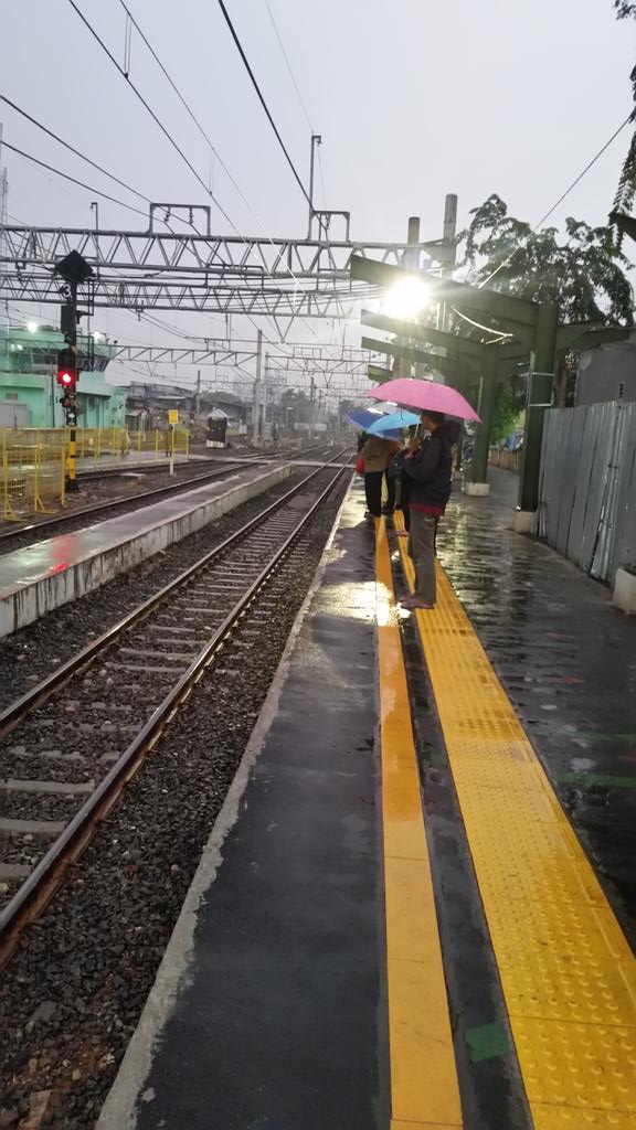 CipondohArea's tweet photo. @CommuterLine kpn kanopi peron jalur 5 stasiun duri diselesaikan https://t.co/FLjERtIMAG