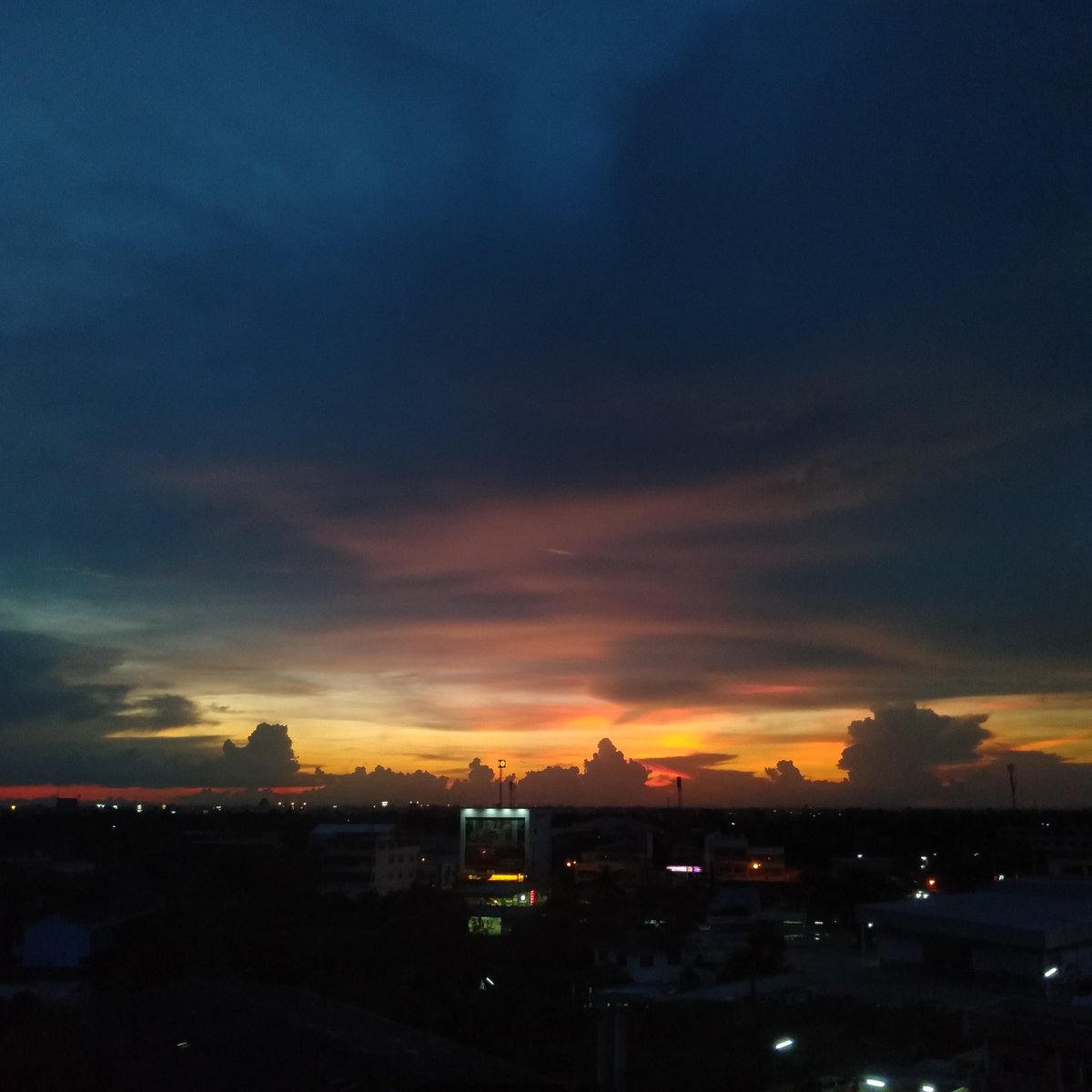 uptolai's tweet photo. มองด้วยตาเปล่าคือสวยกว่าในรูปล้านเท่า https://t.co/HBDiJkmRf5
