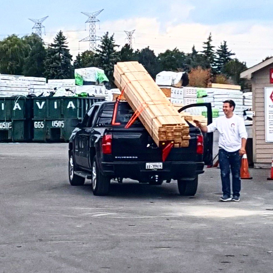 ToolbxApp's tweet photo. #STOPTHEMADNESS! Don’t overload your vehicle and end up with potentially damaged materials. #TOOLBXIT! We’ve got vans…and mans… to get your materials to you ON DEMAND. Keep your team on site where they’re most valuable- we’ll do the rest. 😉💪🏻 #ondemandelivery #construction https://t.co/9FoeyBhO3F
