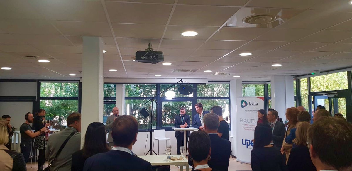 deltaassurances's tweet photo. Tout le monde est attentif ! « Nous avons ici sur notre Métropole Aix #Marseille un hub de connexion numérique qui nous donne un flux de données unique en l’Europe du Sud. Un avantage concurrentiel qui, a l’heure de la data science sera déterminant » @JohanBencivenga #JDC2018 https://t.co/nKoK8YBTjV