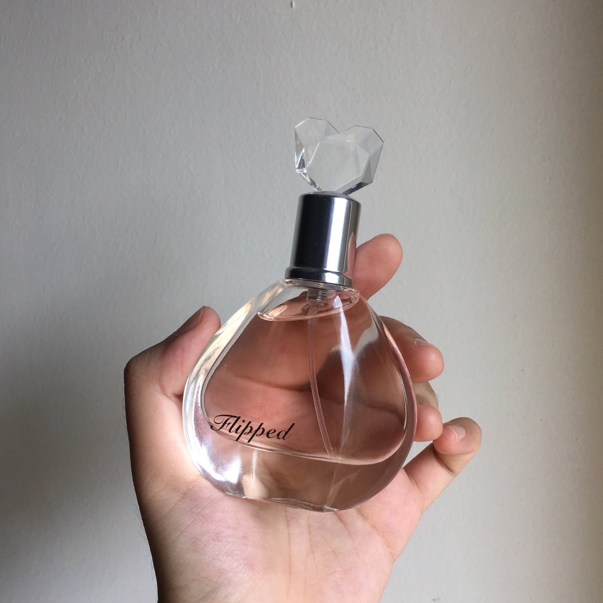 arnathaofficial's tweet photo. น้ำหอมของ miniso กลิ่นนี้ มีความคล้าย versace bright crystal มาก นี่ไปยืนเล่นๆน้ำหอม แล้วพนักงานแนะนำมา ตอนนี้มีโปรแถมแฮนด์ครีมอยู่ 199 บาท ตัวแฮนด์ครีมก็หอม คือนี่แทบเหมา เพราะชอบกลิ่นน้ำหอม 5555555 แอบติดทนอยู่นะ ถูกด้วย ฉีดได้แบบเปลืองๆเลย https://t.co/7fw2EuR6df