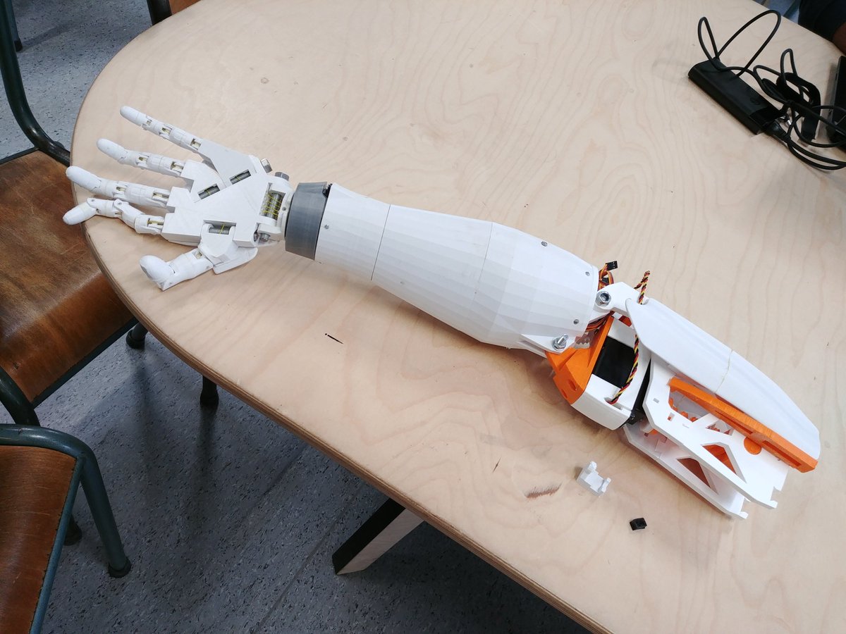 inmoovbrest's tweet image. Retour de combat... euh de la  #fetedelascience. Heureusement #Inmoov se répare très bien ! Tant que les jeunes ont apprécié, c&apos;est l&apos;essentiel. @UBO_OpenFactory  #brest  #robot #3Dprint