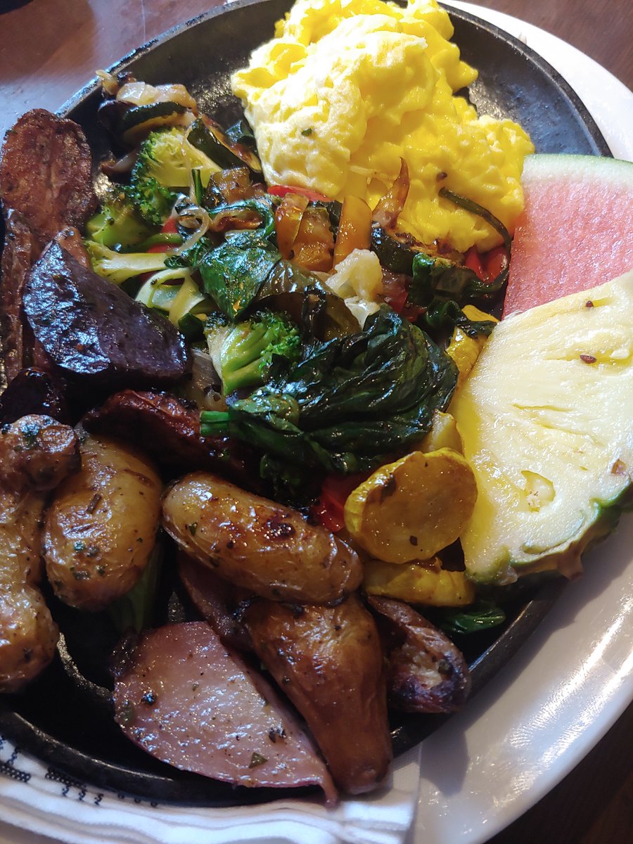 TheTavernVT's tweet photo. Nothing says good morning like the Farmer’s Skillet, seasonal roasted vegetables, two eggs, fingerling potatoes with a maple glaze. #vermont #thursdaymotivation #goodmorning #breakfast https://t.co/98XMpBGsj5