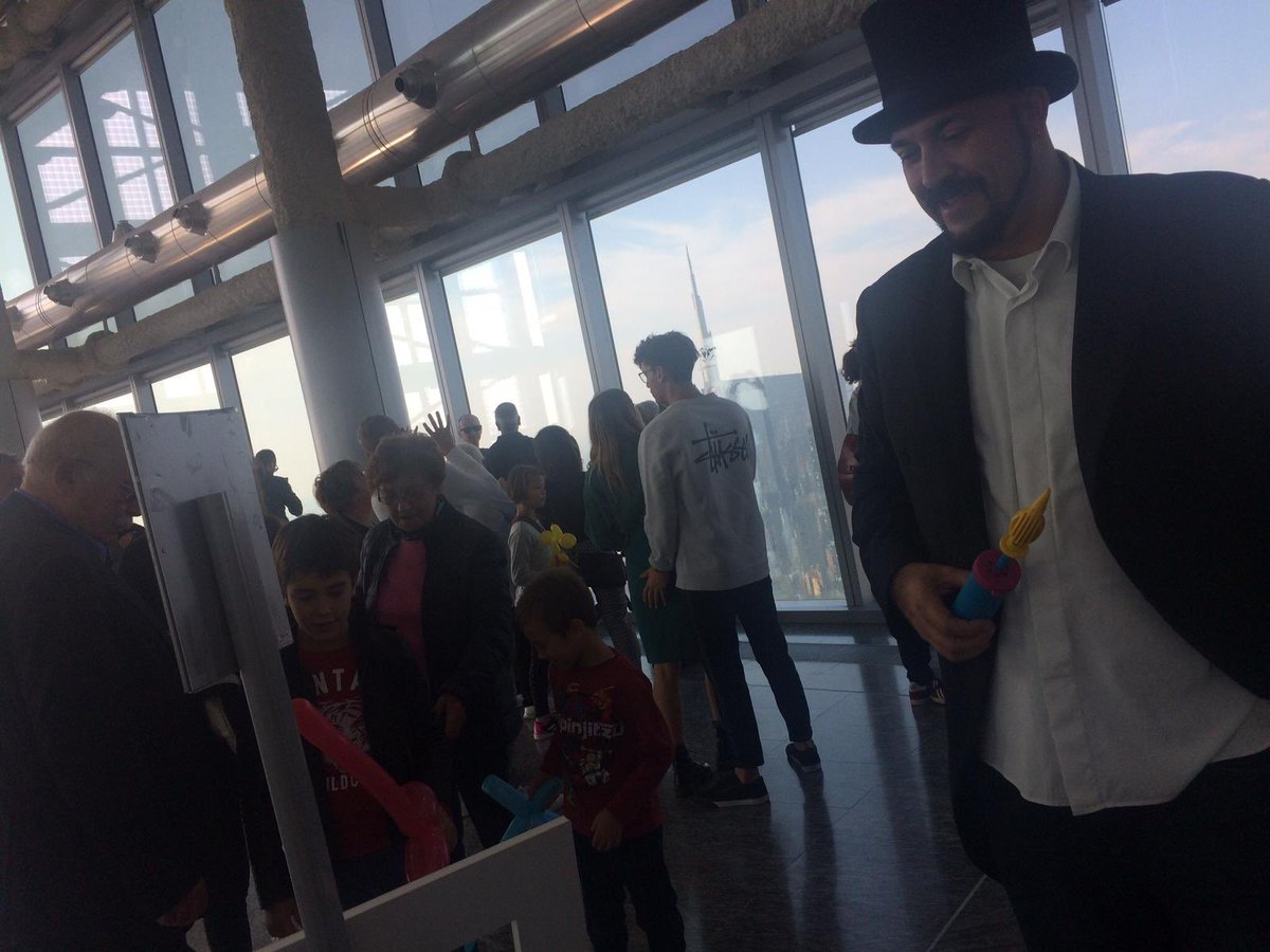 OCMGroupMI's tweet photo. Per la  #FestadeiNonni, il Belvedere di Palazzo Lombardia ha tutti con bolle di sapone, tanti giochi e laboratori per i nonni e i loro nipotini. Abbiamo curato l’animazione della giornata. https://t.co/LkOjGShm89