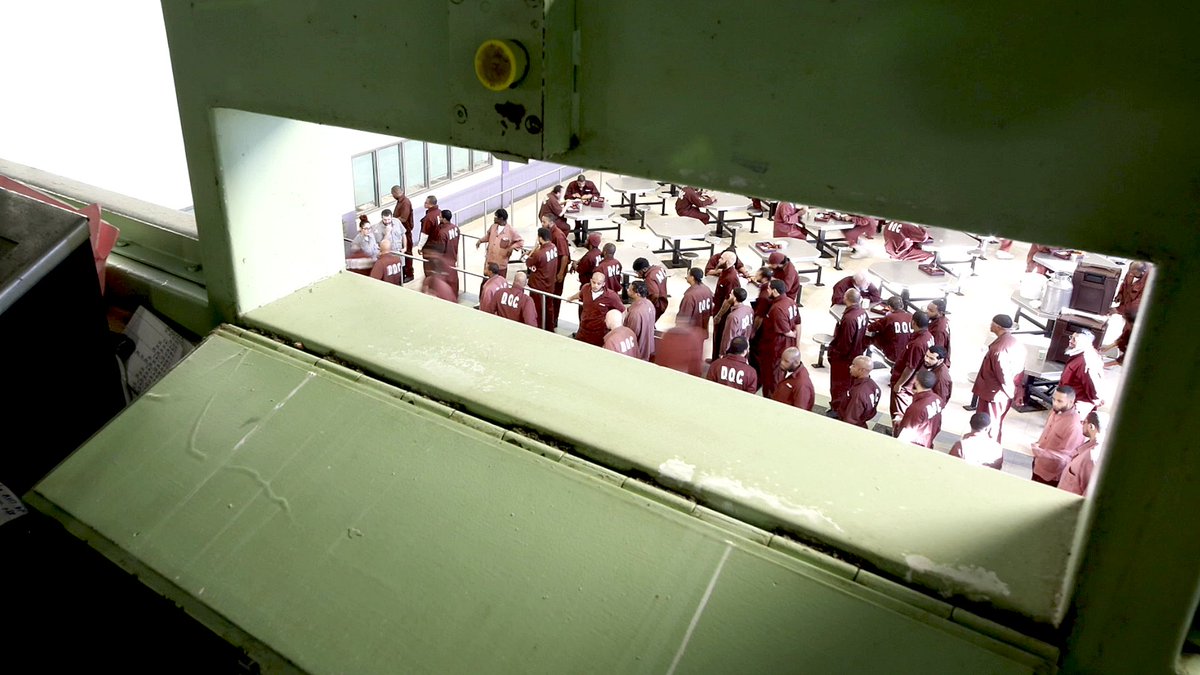 svtdokumentar's tweet image. Med över två miljoner bakom galler har USA:s fängelser vuxit till en mångmiljardindustri. Varför slaveri? Amerikas förenta slavar i SVT Play svtplay.se/video/19575712… #svtdok #askwhy #whyslavery #jailedinamerica