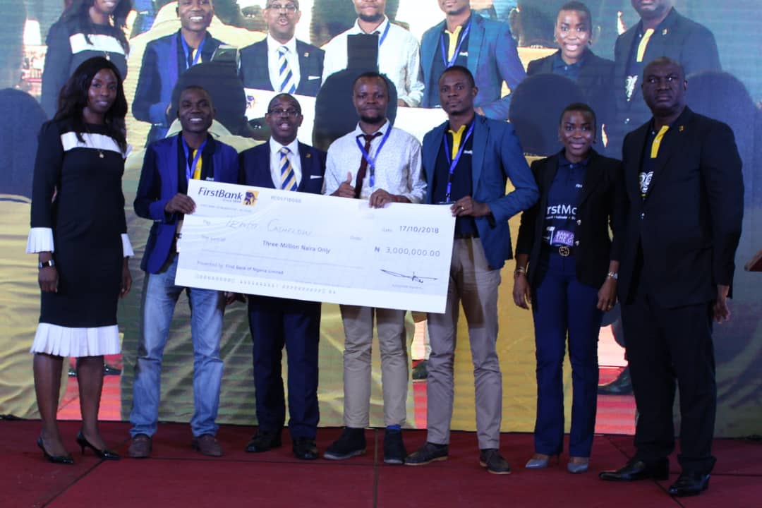 FirstBankngr's tweet photo. Lola Ekugo, Head Digital Lab FirstBank (left); Francis Shobo, Deputy Managing Director FirstBank (third left), Taiwo Shonekan, Head, Customer Experience and Value Management FirstBank (second right) Chuma Ezerim, Group Head, E-Business (Right) with Team Cash Flow. https://t.co/Hq100SFXqN