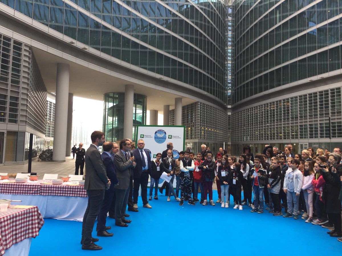 OCMGroupMI's tweet photo. In occasione della Giornata Mondiale sul #latte, la Piazza di Regione Lombardia si è trasformata in un #milkvillage. I bambini delle scuole coinvolte hanno potuto approfondire il tema del latte e dei suoi derivati. OCMG si è occupata dell’allestimento e dell’animazione. https://t.co/gNR63FzOJi