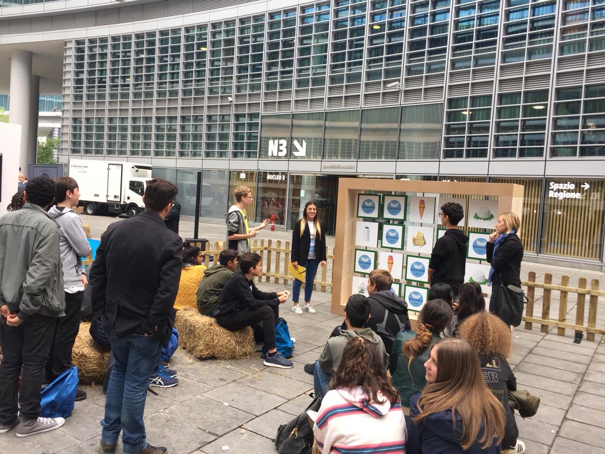 OCMGroupMI's tweet photo. In occasione della Giornata Mondiale sul #latte, la Piazza di Regione Lombardia si è trasformata in un #milkvillage. I bambini delle scuole coinvolte hanno potuto approfondire il tema del latte e dei suoi derivati. OCMG si è occupata dell’allestimento e dell’animazione. https://t.co/gNR63FzOJi