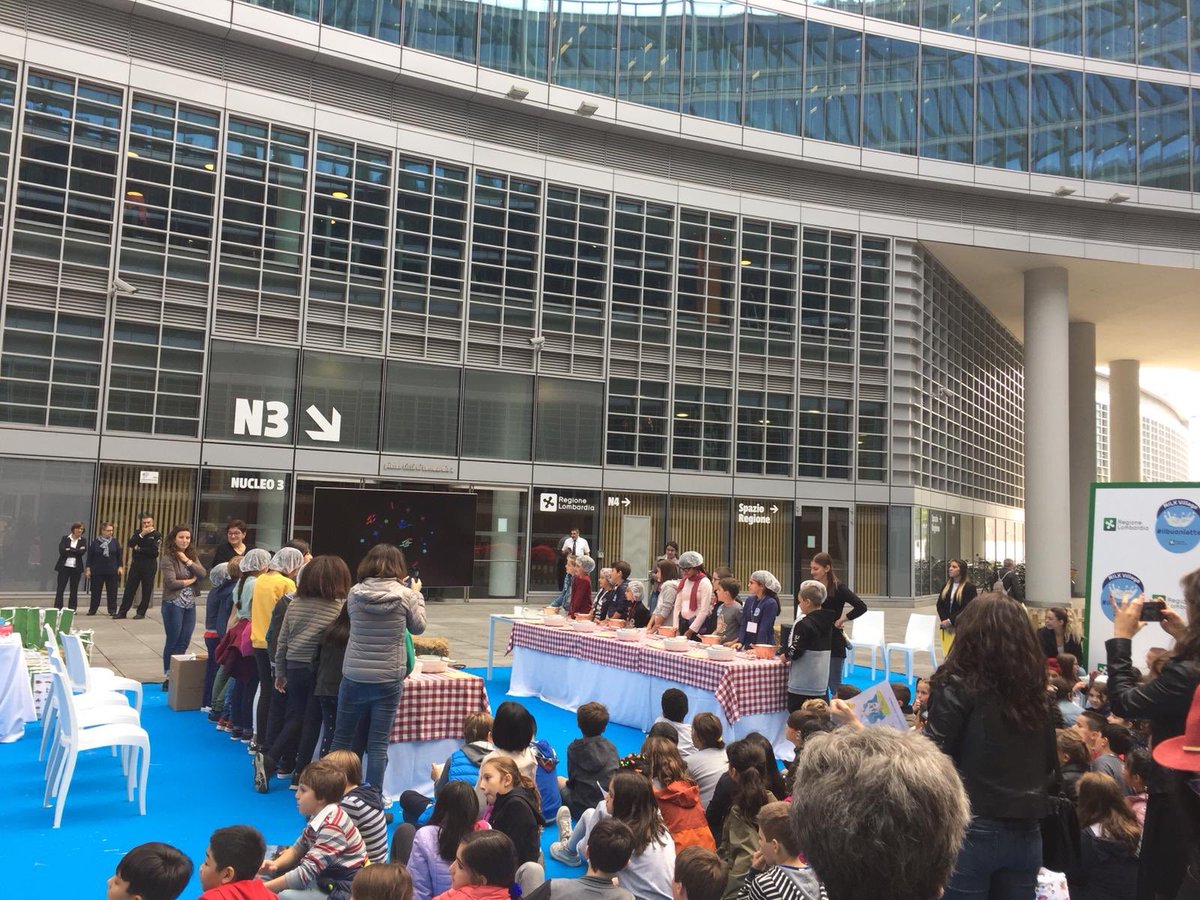 OCMGroupMI's tweet photo. In occasione della Giornata Mondiale sul #latte, la Piazza di Regione Lombardia si è trasformata in un #milkvillage. I bambini delle scuole coinvolte hanno potuto approfondire il tema del latte e dei suoi derivati. OCMG si è occupata dell’allestimento e dell’animazione. https://t.co/gNR63FzOJi