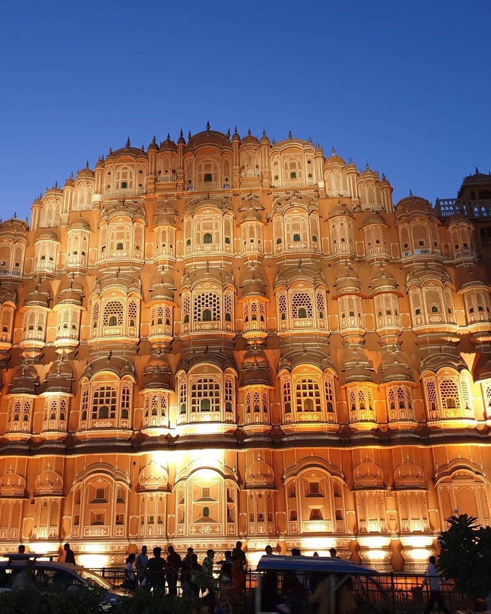 พระราชวังสายลม #hawamahal landmark #jaiper เค้าว่ากันว่าถ้าไม่มีทัชมาฮาล ที่นี่จะคือที่หนึ่ง#ไม่ต้องเป็นที่หนึ่งก็สวยจับใจแล้ว ถ้าอยากเห็นมุมสวยๆต้องขึ้นไปคาเฟ่ฝั่งตรงข้าม นั่งจิบกาแฟชมวังชีวิตดี 👘@.tandtbangkok @.preawpak_ch3
