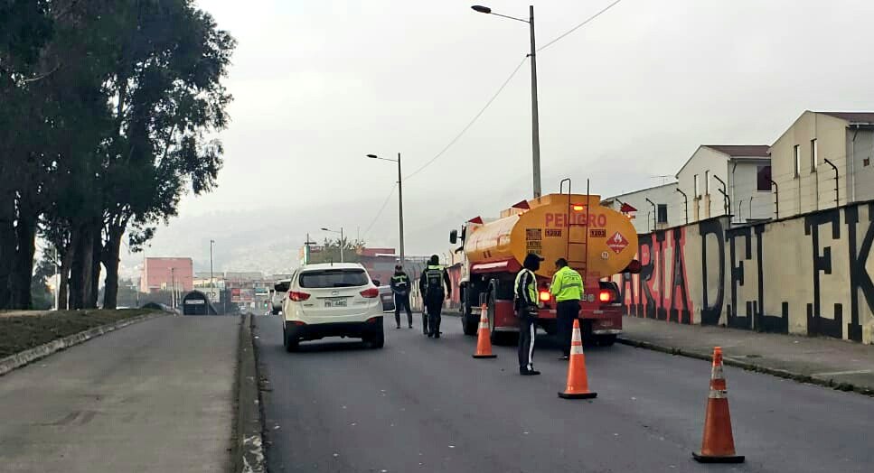 EcuNix's tweet photo. "Recuerde que el límite máximo de velocidad para vehículos livianos, motocicletas y similares en sector urbano es de 50km/h y el rango moderado es de 50 a 60 Km/h" Santiago Molina. #Exclusiva https://t.co/AivCEfWMbS