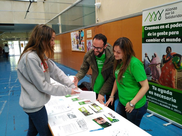 ActionAid_ES's tweet photo. ¿Interés en #voluntariado? Este curso on-line es para tí: “Laboratorio Ciudadano para la Transformación Social”. Descubre todo lo que puedes hacer para ser un motor del cambio. Inscripciones aquí: https://t.co/L4ZwEq6g6E #cambiosocial @ASURioja @unirioja https://t.co/uqtnCnv83x