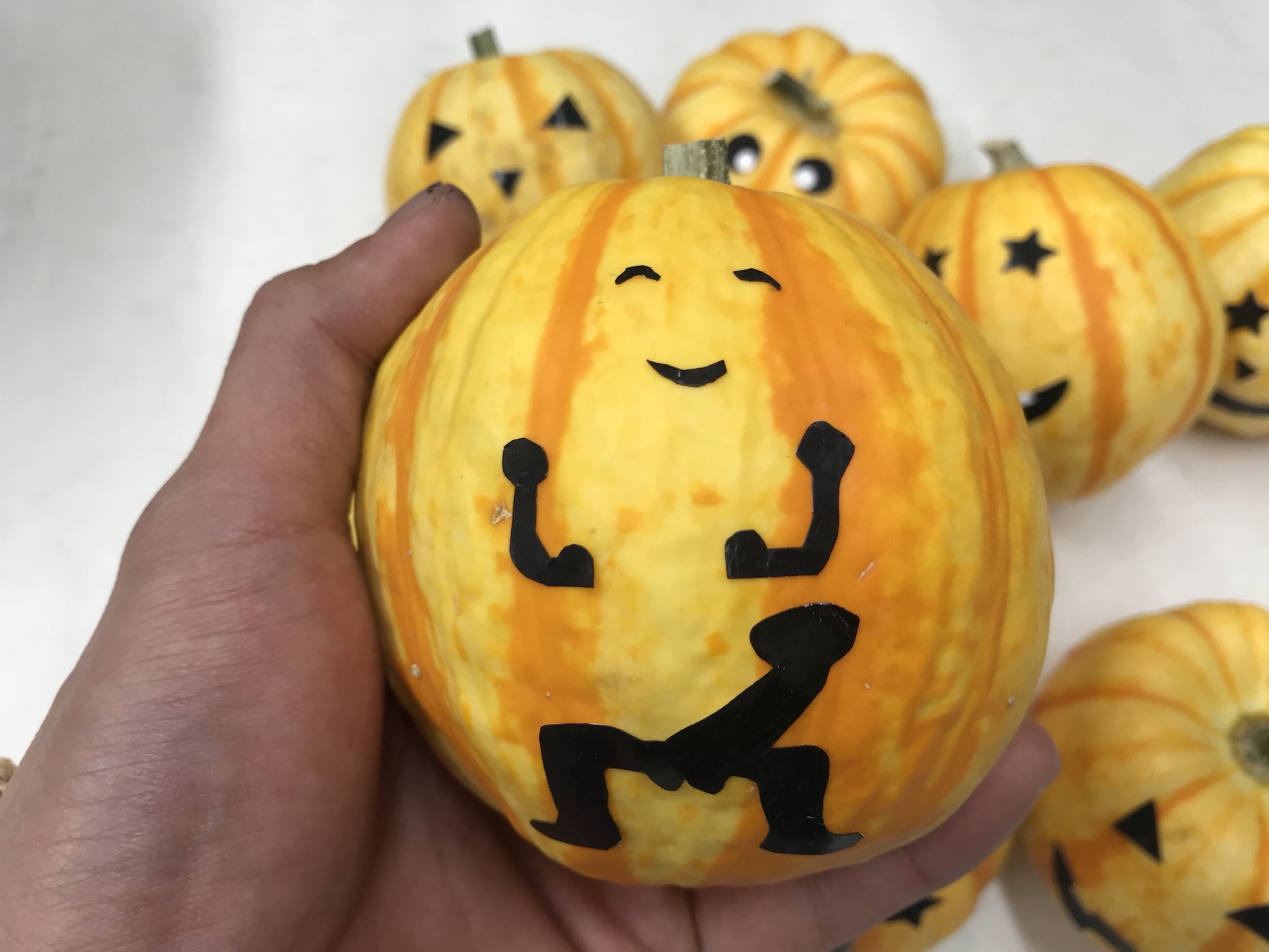 よったん 今日はカボチャに顔のシールを貼る仕事だったんだけどカボチャの顔が全然怖くなくて ハロウィンの悪霊を怖がらせて追い払うという意図をガン無視してんじゃん と思い ニコニコスマイル勃起マンを作った 勃起して笑顔で全裸なんだぜ 怖いだろ