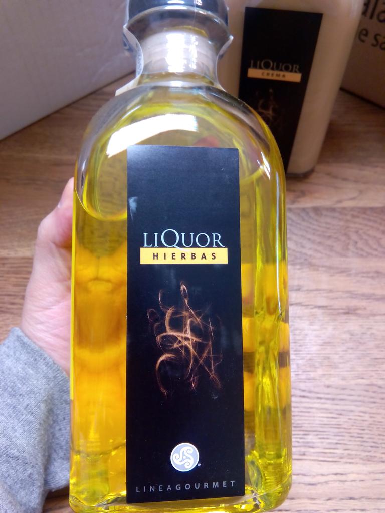 Licor de <a href="/AlambiqueSMarta/">AlambiqueSantaMarta</a> está elaborado de manera tradicional macerando distintas hierbas en aguardiente de orujo
