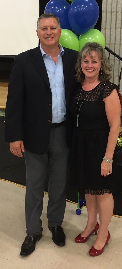 WendyAHewitt's tweet photo. This man spent 100's of extra hours on negotiations for the betterment of our staff @RCDSB A job that is often a thankless one! Blessed & thankful for the continued friendship of former Superintendent @dennisjenkinsw #ThankfulThursdayThoughts #RCDSBReflections #Week6 https://t.co/CGiJPVQ8ar