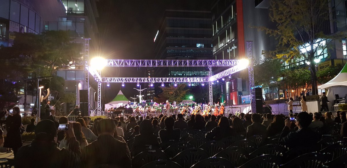 #성남뮤직페스티벌 이 10.18일부터 10.25일까지 성남의 곳곳에서 펼쳐집니다
오늘은 그 첫날로
판교 유스페이스광장에서 연주가 진행되고 있습니다
거장 금난새선생님과 함께하는 멋진 연주회를 함께 감상하세요

#문화예술과