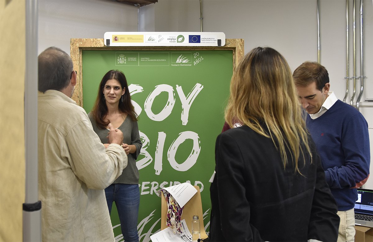 emprendeverde's tweet photo. Entre las actividades del #LABImpulsosVerdes desarrollamos una dinámica de #WorldCoffee ☕️ donde las personas participantes explican su proyecto #emprendedor y reciben interacción del resto de asistentes.
¡Porque 8 ojos ven más que 2 👀! https://t.co/DxJOc4cij6