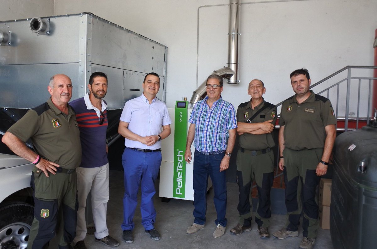 fmartinezarroyo's tweet photo. 🌲 Este verano sustituimos la caldera de gasoil de nuestra Oficina Comarcal Agraria #OCA en Cogolludo #Guadalajara para prepararnos para el invierno con pellets-astillas ♻️El @gobjccm apuesta por #biomasa forestal para suministrar calefacción y agua caliente en edificios públicos https://t.co/gG3JidHzVD