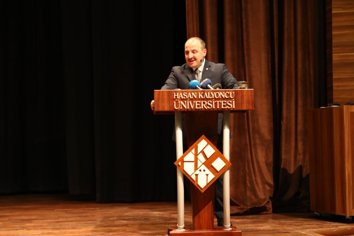 hkunv's tweet photo. 2018-2019 Akademik Yılı Açılış Töreni, Sanayi ve Teknoloji Bakanı @varank'ın teşrifleri ile gerçekleşti. 
Beş yıllık Rektörlük görevini başarıyla yürüten @proftameryilmaz, törende bayrağı HKÜ Rektör Yardımsı Prof. Dr. @edibesozen'e devretti. https://t.co/1bU7MeEY6x