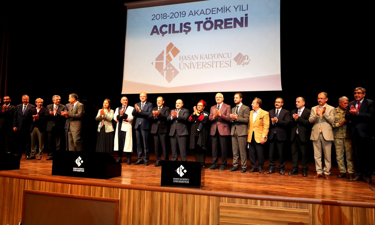hkunv's tweet photo. 2018-2019 Akademik Yılı Açılış Töreni, Sanayi ve Teknoloji Bakanı @varank'ın teşrifleri ile gerçekleşti. 
Beş yıllık Rektörlük görevini başarıyla yürüten @proftameryilmaz, törende bayrağı HKÜ Rektör Yardımsı Prof. Dr. @edibesozen'e devretti. https://t.co/1bU7MeEY6x