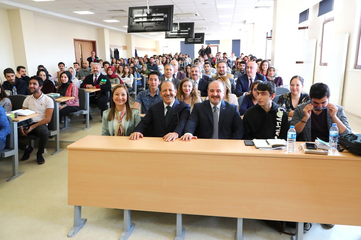 2018-2019 Akademik Yılı Açılış Töreni, Sanayi ve Teknoloji Bakanı <a href="/varank/">Mustafa Varank</a>'ın teşrifleri ile gerçekleşti. 
Beş yıllık Rektörlük görevini başarıyla yürüten <a href="/proftameryilmaz/">Tamer Yılmaz</a>, törende bayrağı HKÜ Rektör Yardımsı Prof. Dr. <a href="/edibesozen/">Edibe Sözen</a>'e devretti.