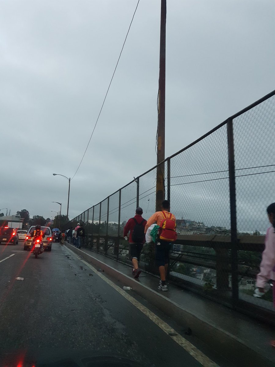 sandravimm's tweet photo. Caravana de migrantes hondureños continúa su travesía en busca de una oportunidad.  #Migrantes #BuscandoOportunidades https://t.co/copQEKV0wC