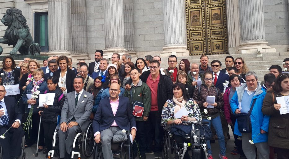 ONCE_oficial's tweet image. ¡Celebramos un día histórico, la democracia llega 40 años después a todas las personas con discapacidad!  👏👏 @Congreso_Es 
100.000 personas con discapacidad intelectual, con derecho a voto

ow.ly/marq30mhvk9