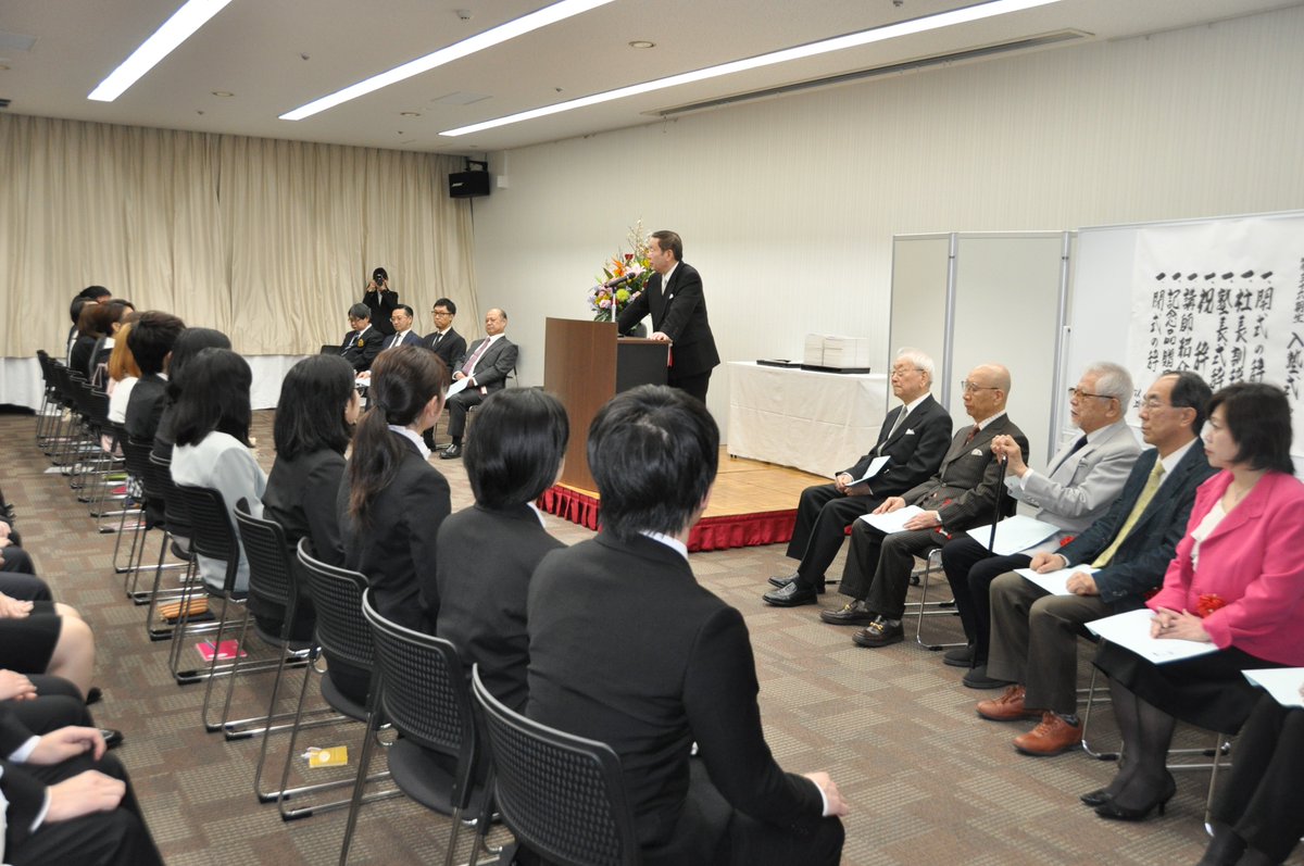 青二塾大阪校 合格通知が届き 入塾手続きを終えると いよいよ入塾式です 上級生の元気な挨拶をうけ 青二塾大阪校の先生方 青二プロから社長を はじめ幹部の皆さんが勢揃い そして今日から俳優修業のスタートです 新入生は少し不安顔ですが 後ろに