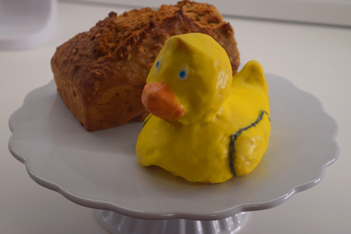 21Desii's tweet photo. Ich würde sagen, der Backstream war erfolgreich!   Ich habe ein wunderschönes Kuchen-Entchen und ein super leckeres Sonnenblumenkernbrot erschaffen 😄😍  Und die Küche ist nicht abgefackelt! PogChamp https://t.co/16SpiZJp3P