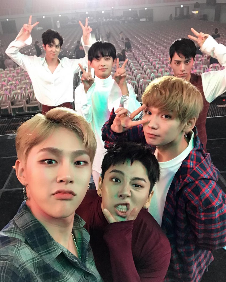 Callme__LongGuo's tweet photo. 이 사진 이거잖아 
Just be stars 뮤비 .. https://t.co/twSlJ3BUNS