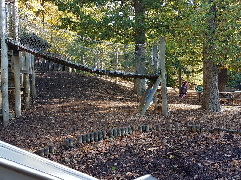 MissSmithDHT's tweet photo. It's a beautiful day here @ChatsworthHouse and the children are having the best time ! https://t.co/DHuxO4yAWi