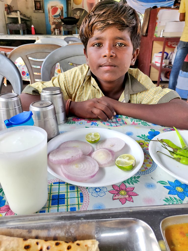 ImVipulNarigara's tweet photo. Kal ae little hero mujhe road side mila  bola "bhaiya bahot bhukh laga hai, ... Mene kaha Mujhe bhi...." 

Fir Kya tha❤️ https://t.co/Bodq3aDNc9
