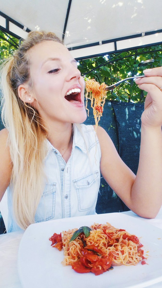 biostylelife's tweet photo. #Pasta di #konjac solo 6 kcal ogni 100g @cleanfoos Mai assaggiata? 
#biostylelife #bio Il mio #pranzo è #spaghetti con il #pomodoro fresco e qualche foglia di #basilico https://t.co/wOfY3wVlOE
