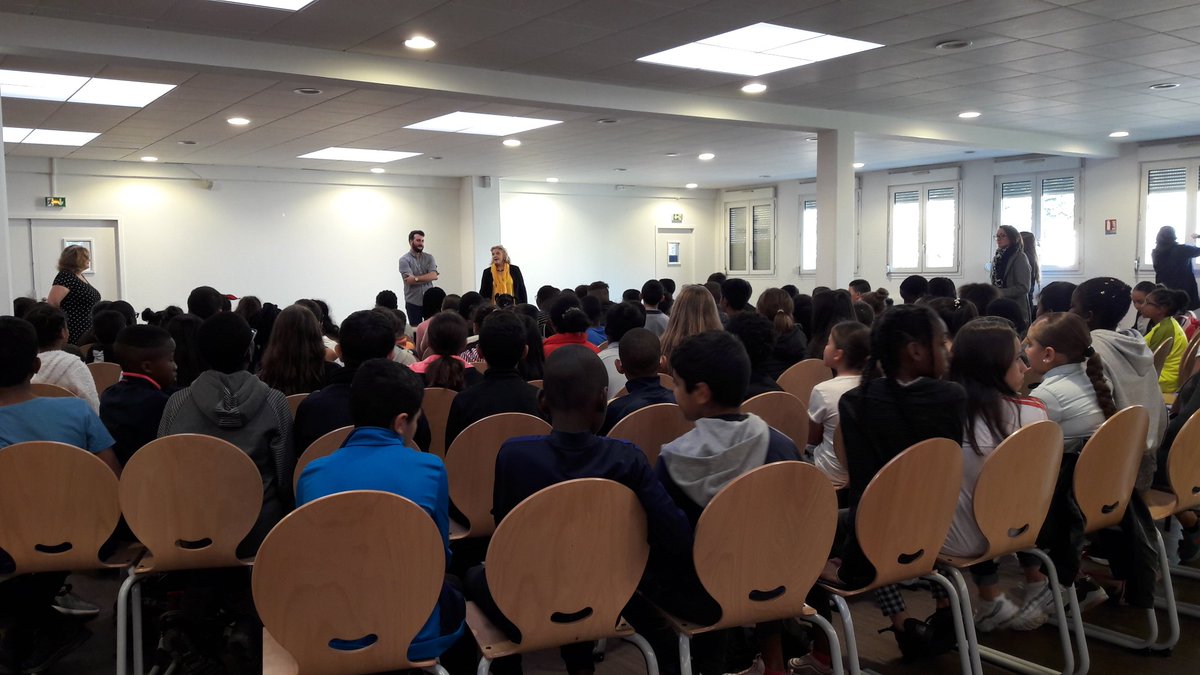 LesIdeateurs's tweet photo. Lancement du projet #notrecommune au collège M.Robespierre @goussainville @uwa_france @epafrance ! 120 élèves de 6ème y participent ! Top ! https://t.co/DLyRHAlHdX
