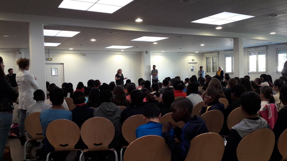 LesIdeateurs's tweet photo. Lancement du projet #notrecommune au collège M.Robespierre @goussainville @uwa_france @epafrance ! 120 élèves de 6ème y participent ! Top ! https://t.co/DLyRHAlHdX