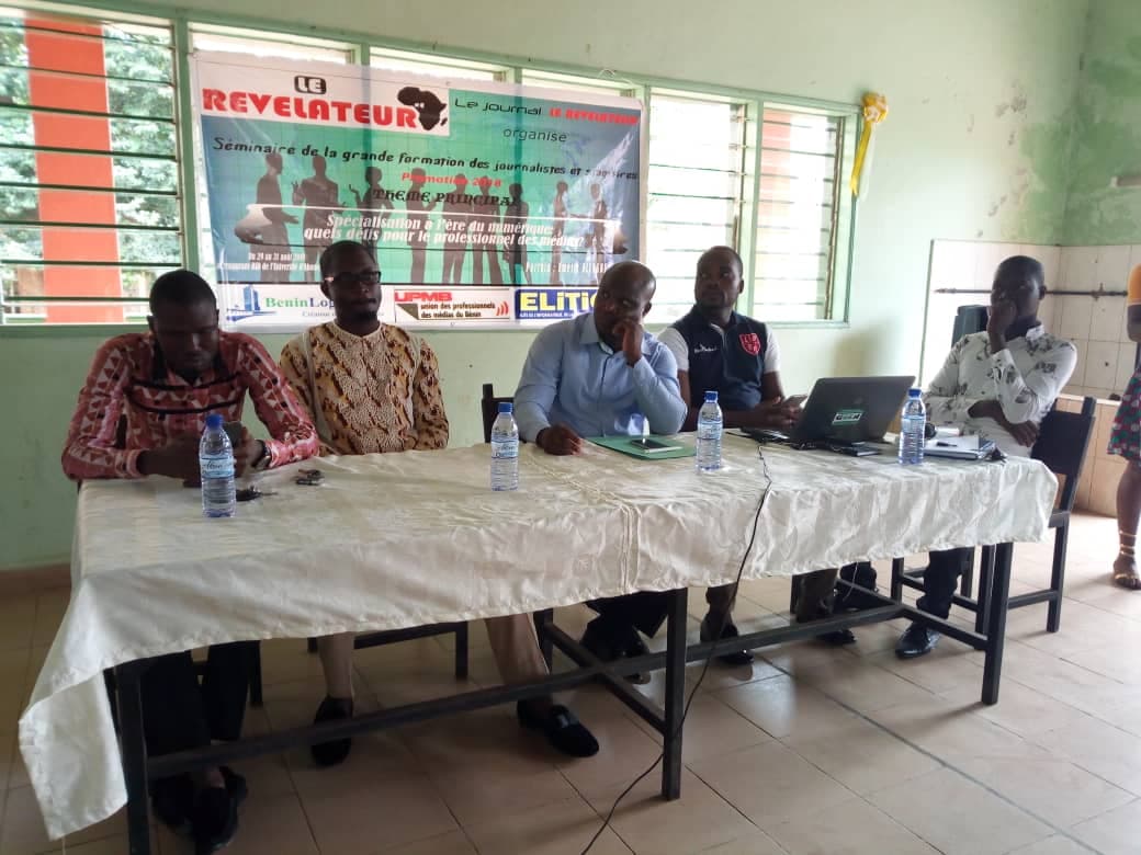 Beninlogis's tweet photo. Voici quelques images du CEO de #Beninlogis invité par le journal '' @LerevelateurUac'' à animer une conférence à l'Université d'Abomey calavi dont le thème est " #entrepreneuriat : réussir dans un milieux hostile" #Benin #Wasexo #TEFforum2018  #entrepreneurs #UpperLevel https://t.co/WCgkUvPsB4