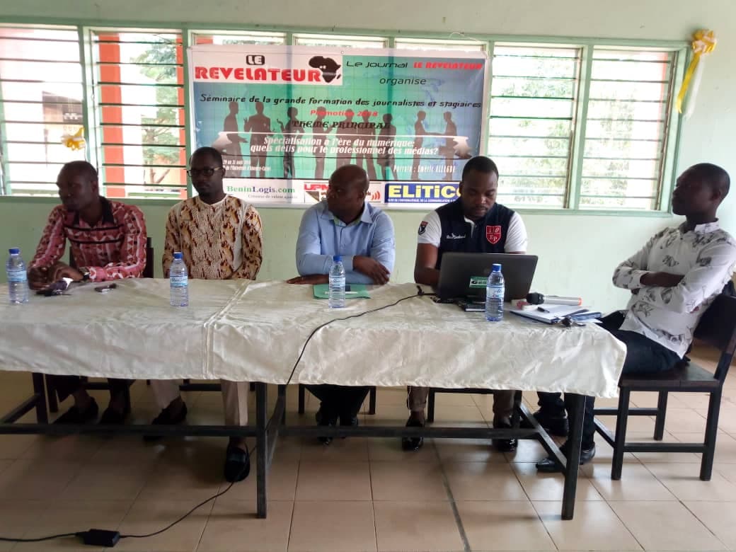 Beninlogis's tweet photo. Voici quelques images du CEO de #Beninlogis invité par le journal '' @LerevelateurUac'' à animer une conférence à l'Université d'Abomey calavi dont le thème est " #entrepreneuriat : réussir dans un milieux hostile" #Benin #Wasexo #TEFforum2018  #entrepreneurs #UpperLevel https://t.co/WCgkUvPsB4