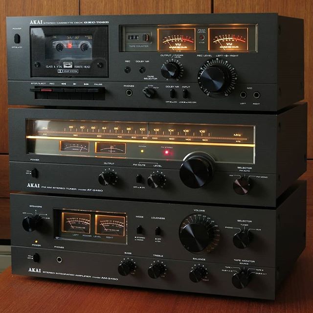 akai stereo turntable with speakers